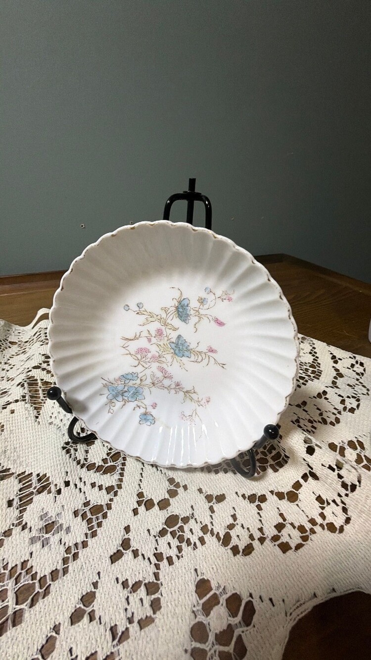 #61 vintage small scalloped bowl “call out”